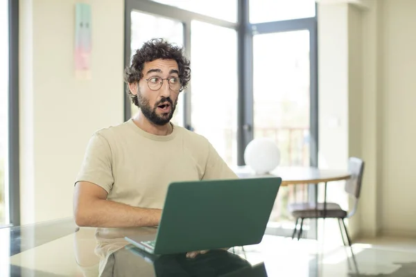 Jovem Homem Barbudo Adulto Com Laptop Sentindo Chocado Surpreso Olhando — Fotografia de Stock