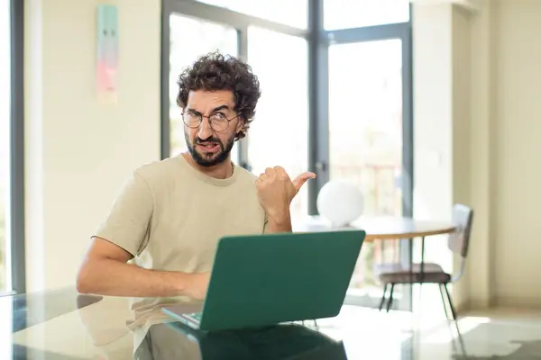 Young Adult Bearded Man Laptop Worried Feeling Scared Frustrated Stressed — Stock Photo, Image