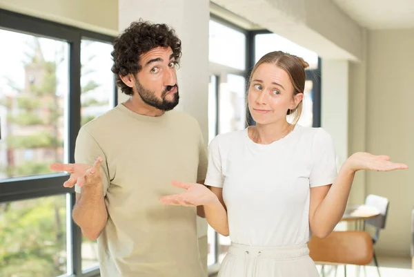 Young Adult Couple Feeling Puzzled Confused Doubting Weighting Choosing Different — Stock Photo, Image