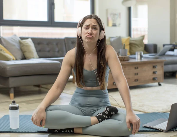 Giovane Donna Adulta Che Pratica Yoga Sentirsi Triste Piagnucoloso Con — Foto Stock