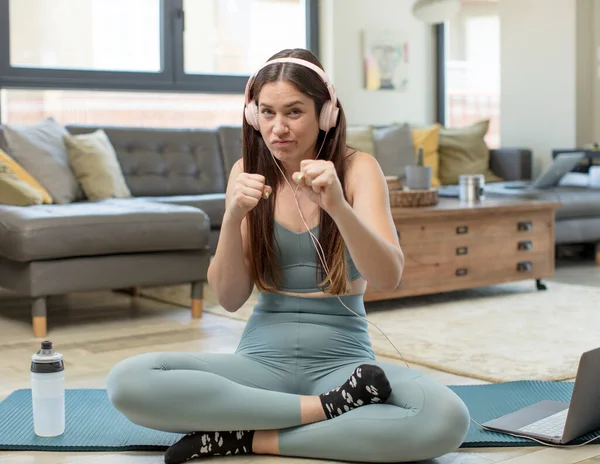 Genç Yetişkin Kadın Yoga Yapıyor Kendine Güvenen Sinirli Güçlü Agresif — Stok fotoğraf