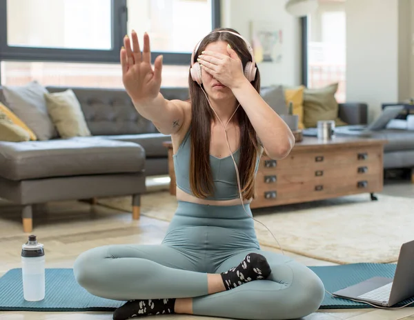 Giovane Donna Adulta Praticare Yoga Che Copre Viso Con Mano — Foto Stock