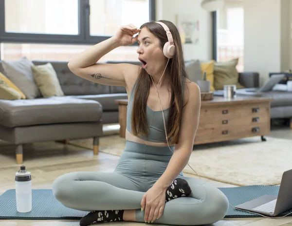 Giovane Donna Adulta Che Pratica Yoga Guardando Sconcertato Stupito Con — Foto Stock