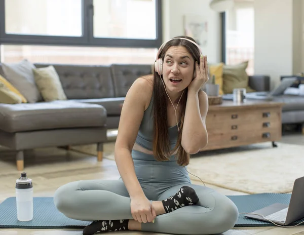 Jeune Femme Adulte Pratiquant Yoga Regardant Heureux Écoutant Essayant Entendre — Photo