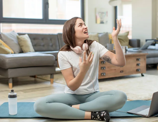 Jeune Femme Adulte Pratiquant Yoga Regardant Désespérée Frustrée Stressée Malheureuse — Photo