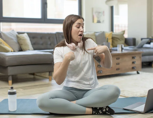 Genç Yetişkin Kadın Yoga Yapıyor Mutlu Gururlu Şaşırmış Görünüyor Neşeli — Stok fotoğraf
