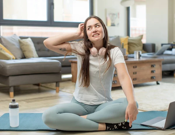 Jeune Femme Adulte Pratiquant Yoga Sentant Perplexe Confus Grattant Tête — Photo