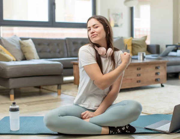 Yoga Yapan Genç Bir Kadın Mutlu Pozitif Başarılı Para Kavramı — Stok fotoğraf