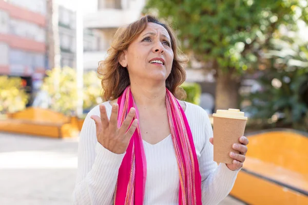 Ładna Kobieta Średnim Wieku Krzyczy Podniesionymi Rękami Zabrać Koncepcję Kawy — Zdjęcie stockowe