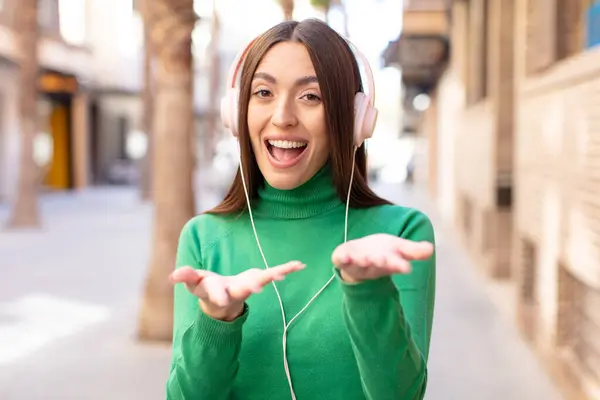 Vrolijk Glimlachen Een Concept Aanbieden Tonen Muziek Luisteren Met Hoofdtelefoon — Stockfoto