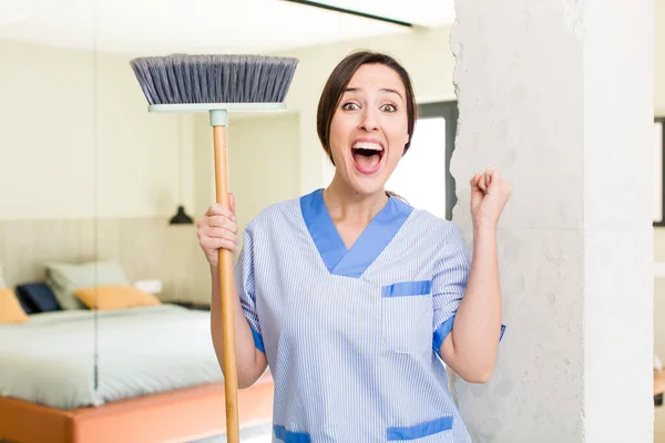 Young Pretty Woman Feeling Shocked Laughing Celebrating Success Housekeeper Concept — Fotografia de Stock