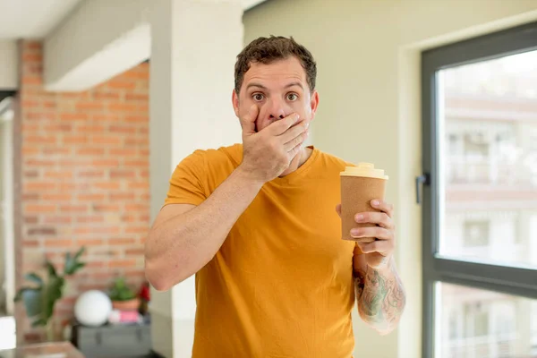 Ağzını Eliyle Kapatmış Şok Olmuş Şaşırmış Bir Ifade Kahveyi Götür — Stok fotoğraf