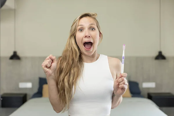 Sentir Choqué Rire Célébrer Succès Concept Brosse Dents — Photo