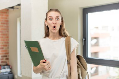 Son derece şaşkın ve şaşırmış hissediyorum. üniversite öğrencisi