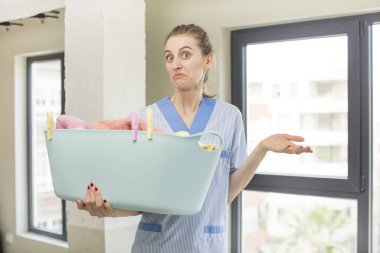 Omuz silkmek, kafası karışık ve kararsız hissetmek. çamaşır konsepti