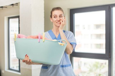 Korkmuş, endişeli ya da kızgın hissediyorum. çamaşır konsepti