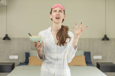 Elleri havada çığlık atıyorlardı. Pijama ya da gece kıyafeti konsepti