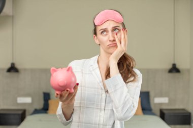 Sıkıldım, hayal kırıklığına uğradım ve yorucu bir günün ardından uykum geldi. Domuz kumbarası konsepti