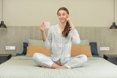 Şaşırmış görünüyor, yeni bir düşünce, fikir ya da konseptin farkına varıyor. yatak zamanı konsepti