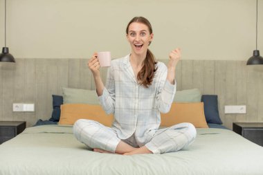 Şok oldum, güldüm ve başarıyı kutladım. yatak zamanı konsepti