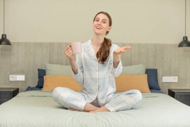 Mutlu bir şekilde gülümsemek ve bir konsept sunmak veya göstermek. yatak zamanı konsepti