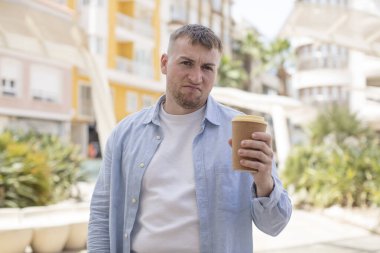 Üzgün ve mızmız hissediyorum. Mutsuz bir bakışla ve ağlamayla. Kahveyi götür.