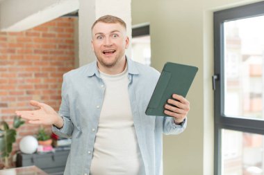 İnanılmaz bir şey karşısında mutlu ve şaşkın hissediyorum. dokunmatik ekran konsepti