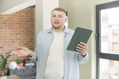 Omuz silkmek, kafası karışık ve kararsız hissetmek. dokunmatik ekran konsepti