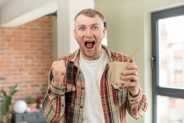 Kızgın, sinirli ve hayal kırıklığına uğramış görünüyor. ramen kasesi konsepti