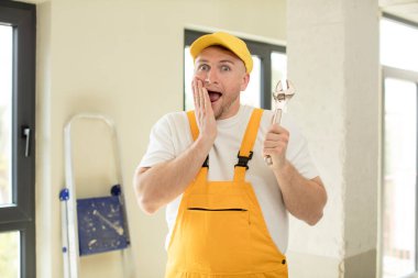 İnanılmaz bir şey karşısında mutlu ve şaşkın hissediyorum. Becerikli adam kavramı