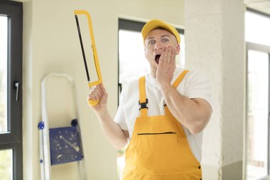 İnanılmaz bir şey karşısında mutlu ve şaşkın hissediyorum. Becerikli adam kavramı