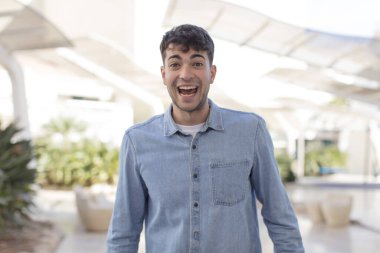 Genç yakışıklı, büyük, dost canlısı, kaygısız bir gülümsemesi olan, pozitif, rahat ve mutlu görünen, ürpertici