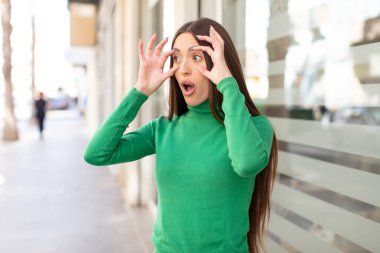 Genç ve güzel bir kadın sana göz kulak oluyor, güvenmiyor, izliyor, tetikte ve tetikte bekliyor.