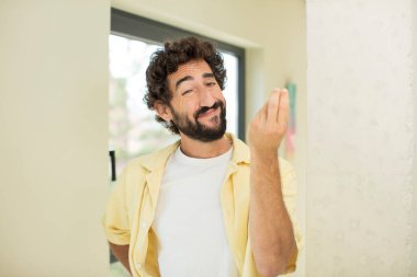 Genç çılgın sakallı adam kapiş ya da para hareketi yapıyor, sana borçlarını ödemeni söylüyor.!