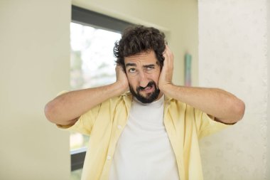 Genç çılgın sakallı adam hayal kırıklığına uğramış ve sıkılmış hissediyor, başarısızlıktan bıkıp usanmış, sıkıcı işlerden bıkmış