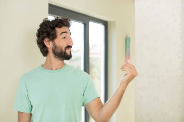 Genç, çılgın, sakallı, mutlu, başarılı ve kendinden emin bir adam bir meydan okumayla yüzleşip 