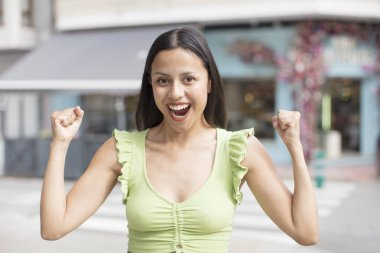 Güzel İspanyol bir kadın şoke olmuş, heyecanlı ve mutlu, gülüyor ve başarıyı kutluyor.!