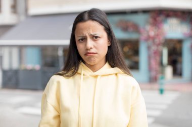 Güzel İspanyol bir kadın üzgün ve mızmızlanıyor. Mutsuz bir bakışla, olumsuz ve hayal kırıklığına uğramış bir tavırla ağlıyor.