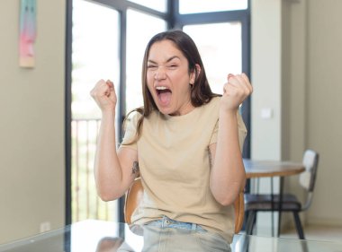 Genç, güzel bir kadın kendini mutlu, rahat ve tatmin olmuş hissediyor.