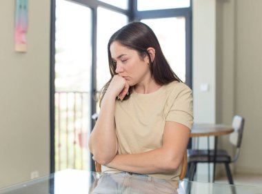 Genç ve güzel bir kadın kızgın, sinirli, isyankar ve agresif hissediyor, orta parmağını sallıyor, karşı koyuyor.