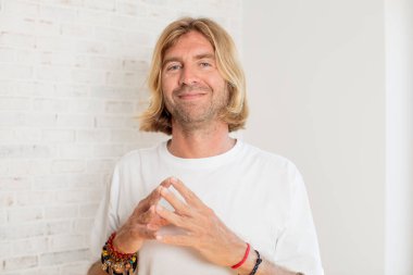Genç sarışın yetişkin bir adam entrika çeviriyor, komplo kuruyor, hilekar numaralar yapıyor ve aldatıyor.