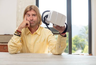 Genç, beyaz bir adam şaşırmış görünüyor, yeni bir düşünce, fikir ya da konsept fark ediyor. sanal gözlük konsepti