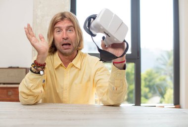 Genç, beyaz bir adam kendini mutlu hissediyor ve inanılmaz bir şeye hayret ediyor. sanal gözlük konsepti