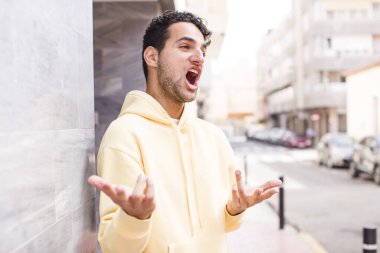 Genç İspanyol bir adam opera icra ediyor veya konserde şarkı söylüyor, romantik, sanatsal ve tutkulu hissediyor.