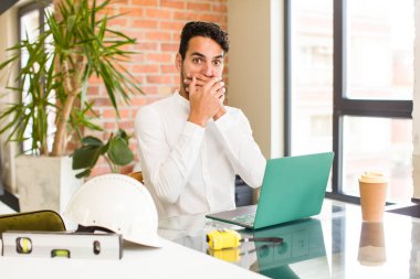 Genç İspanyol adam şok olmuş, şaşırmış bir ifadeyle ağzını kapatıyor ya sır saklıyor ya da 