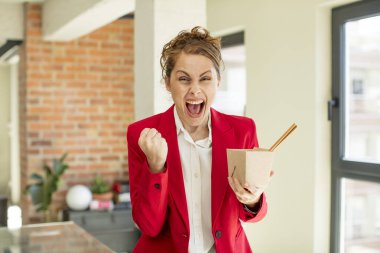 Genç ve güzel bir kadın sinirli, sinirli ve sinirli görünüyor. Ramen eriştesi konsepti