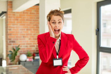 Genç ve güzel bir kadın inanılmaz bir şey karşısında kendini mutlu ve şaşkın hissediyor. VIP geçiş akreditasyon kavramı