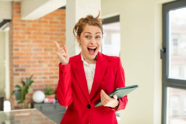 Genç ve güzel bir kadın bir fikri fark ettikten sonra mutlu ve heyecanlı bir dahi gibi hissediyor. Dokunmatik ekran konsepti