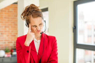 Genç, güzel bir kadın şaşırmış görünüyor, yeni bir düşünce, fikir ya da konsept fark ediyor. tele pazarlamacı kavramı