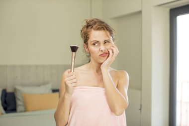 Genç ve güzel bir kadın sıkıcı, bıkkın ve uykulu hissediyor. uydurma konsepti